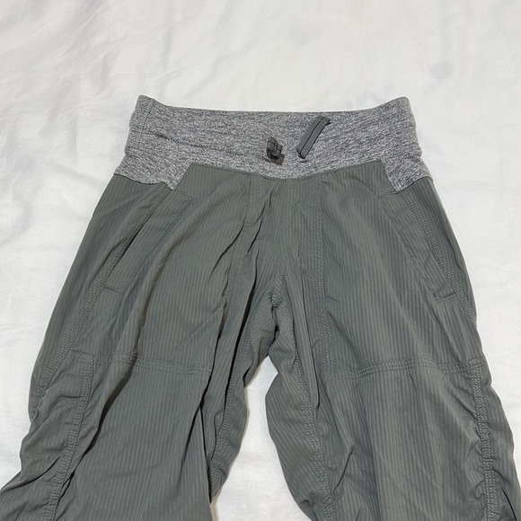 Ivivva by Lululemon Live To Move Crops Slate Heathered Grey Ruched Joggers - Picture 6 of 11